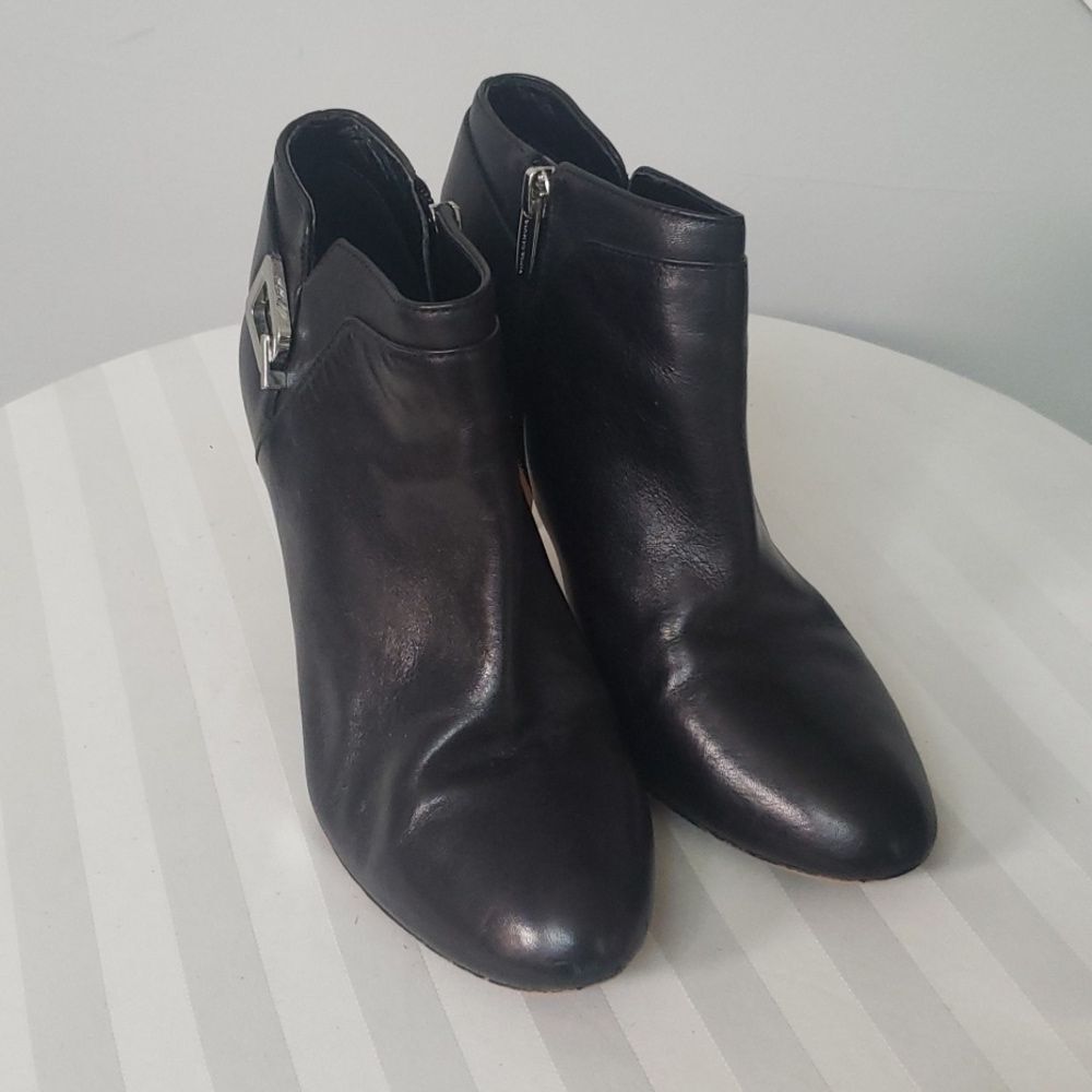 Vince Camuto Shoe Womens sz 8.5 Vernaya Black Leather Silver Buckle Ankle Boot